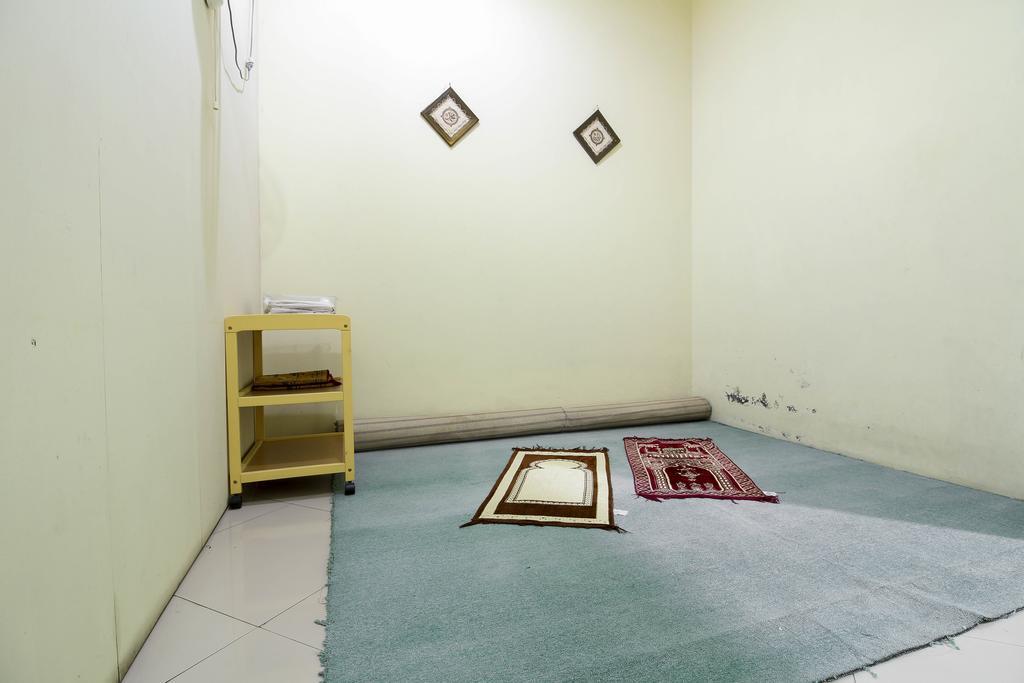 Отель Reddoorz @ Seturan Raya 2 Maguwo Экстерьер фото