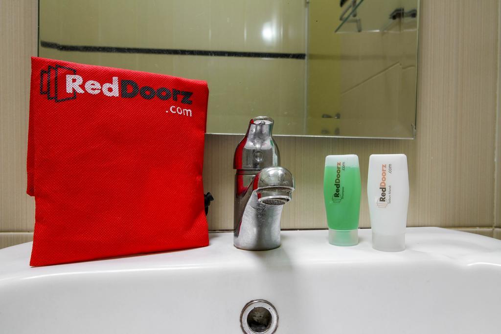 Отель Reddoorz @ Seturan Raya 2 Maguwo Экстерьер фото